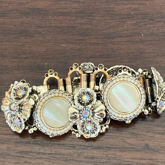 Vintage gold tone bracelet with pearlized stones - Picture 2 of 5